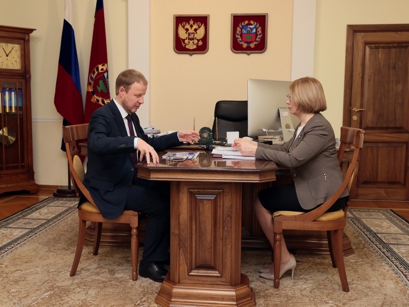 Губернатор Алтайского края Виктор Томенко и Уполномоченный по правам ребенка Ольга Казанцева обсудили ситуацию с защитой прав детей в регионе