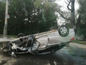 В Бийске, в районе котельного завода, перевернулась иномарка В Бийске, в районе котельного завода, перевернулась иномарка