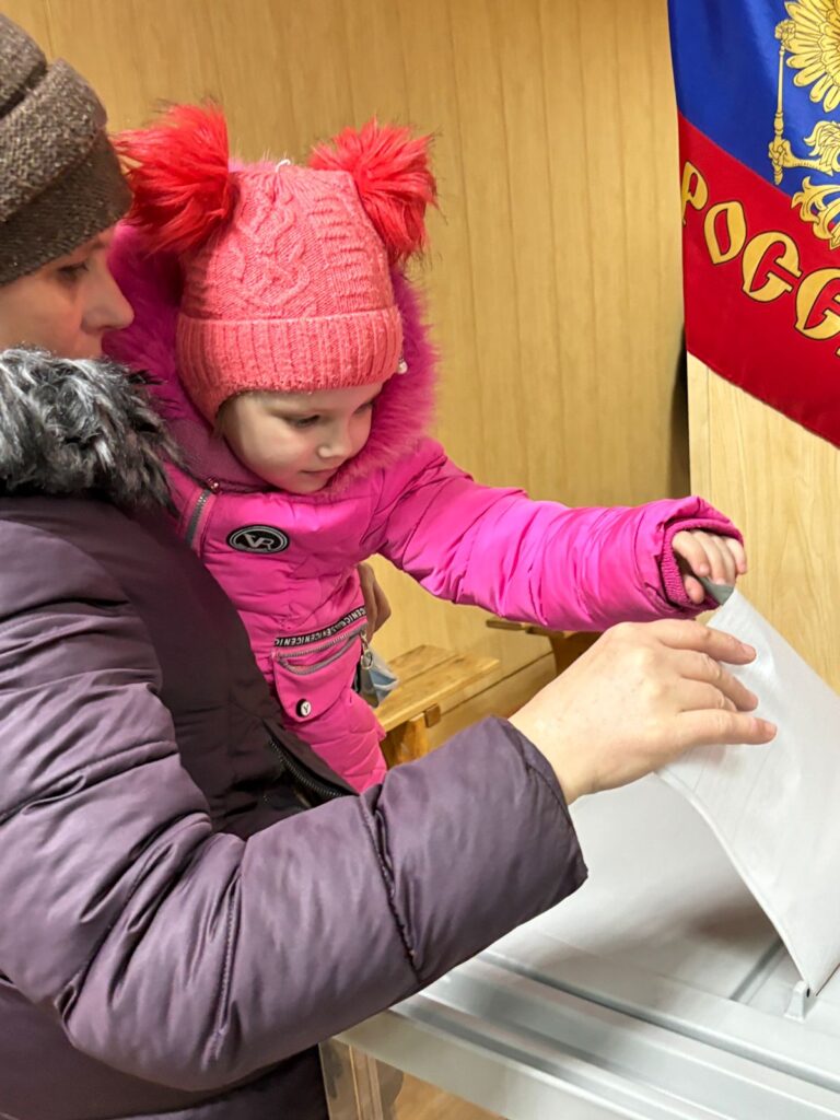 Сугробы выше человека и выставка картин. Как Алтайский край голосует за президента