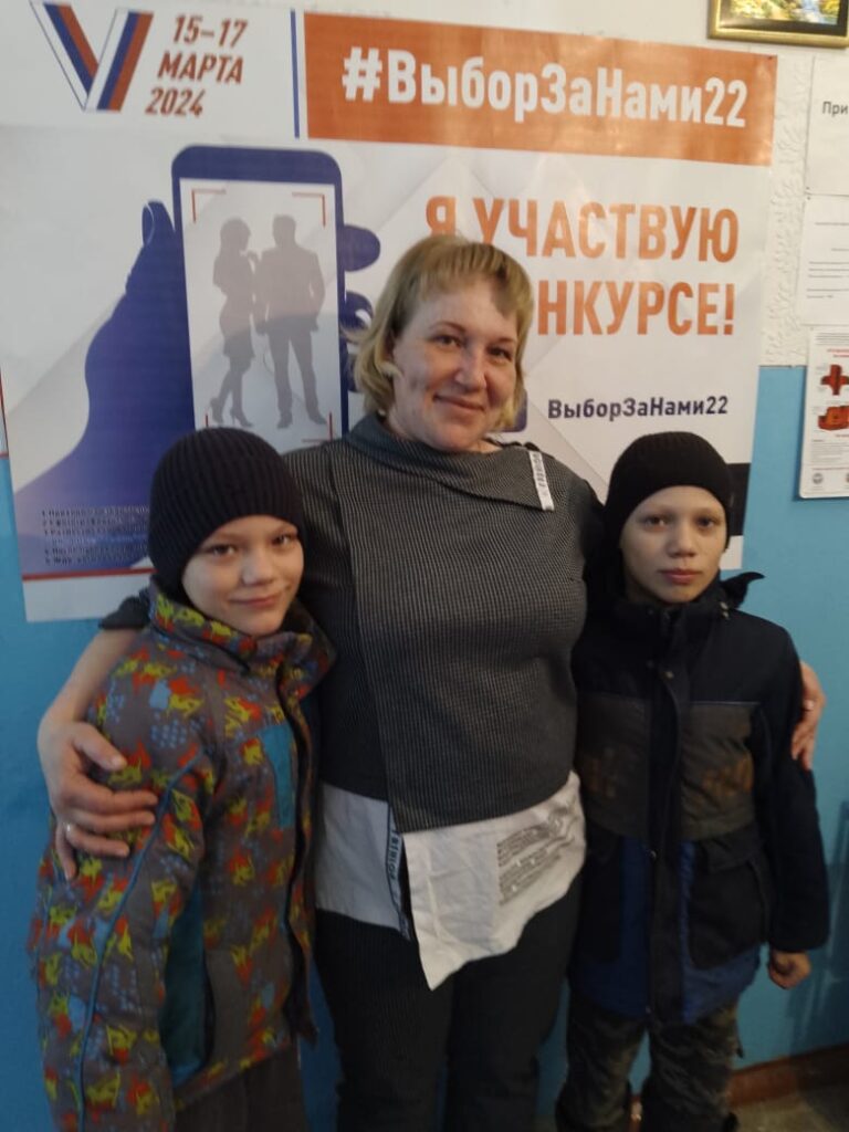 Сугробы выше человека и выставка картин. Как Алтайский край голосует за президента