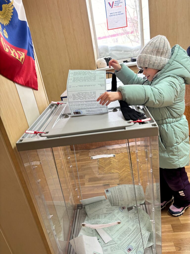 Сугробы выше человека и выставка картин. Как Алтайский край голосует за президента