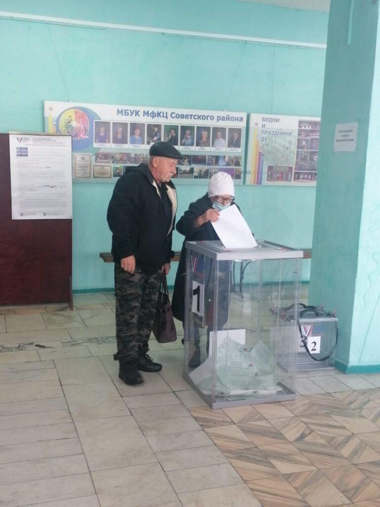 Сугробы выше человека и выставка картин. Как Алтайский край голосует за президента