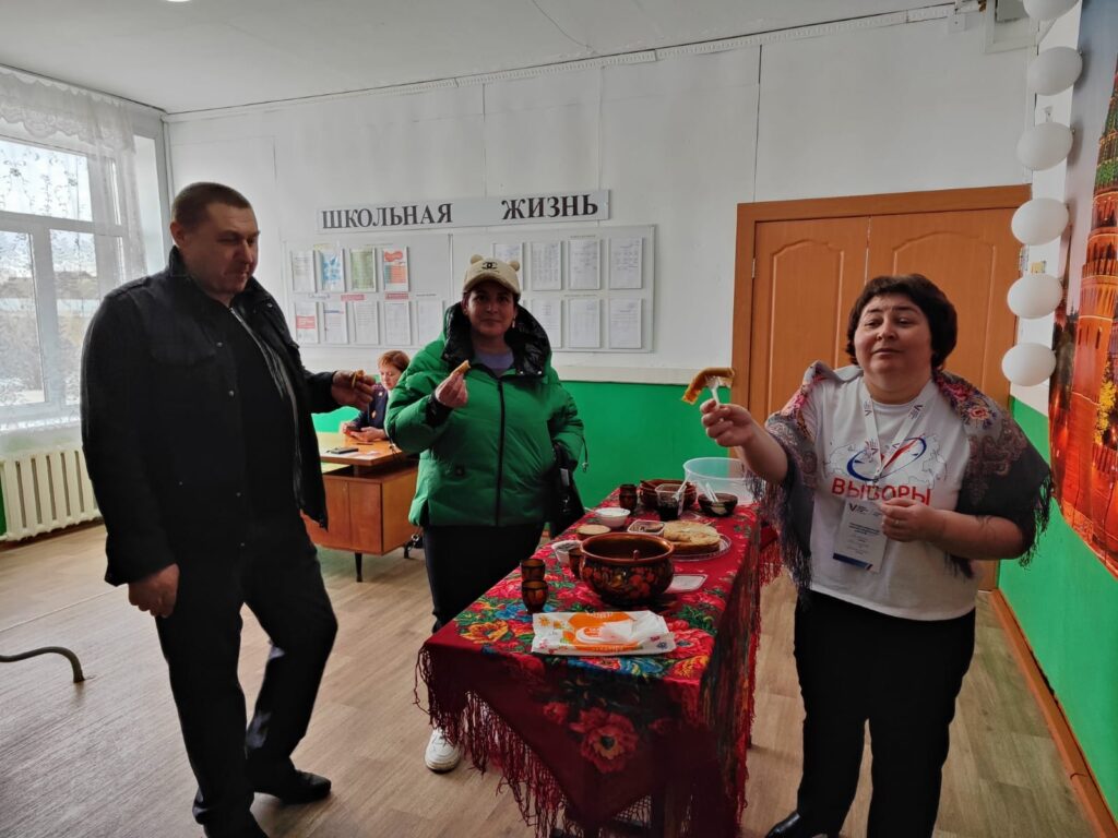 В Алтайском крае на избирательных участках вкусно и весело. Масленица пришла на выборы
