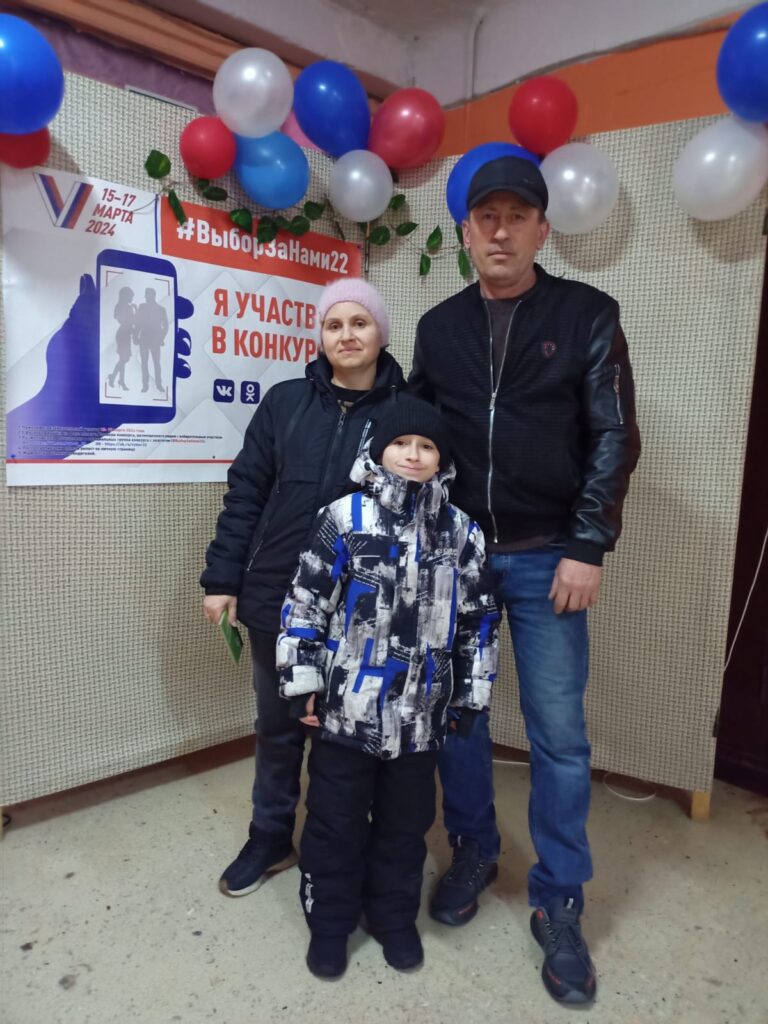 Сугробы выше человека и выставка картин. Как Алтайский край голосует за президента
