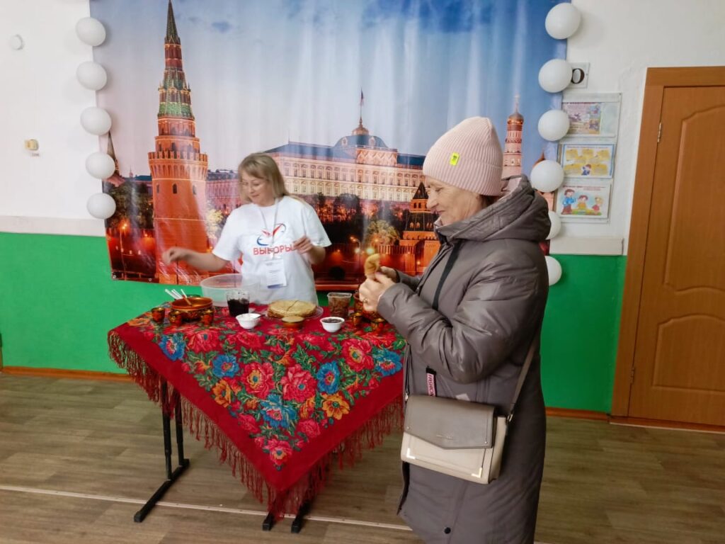 В Алтайском крае на избирательных участках вкусно и весело. Масленица пришла на выборы