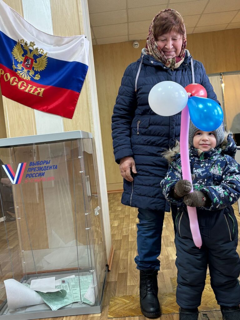Сугробы выше человека и выставка картин. Как Алтайский край голосует за президента