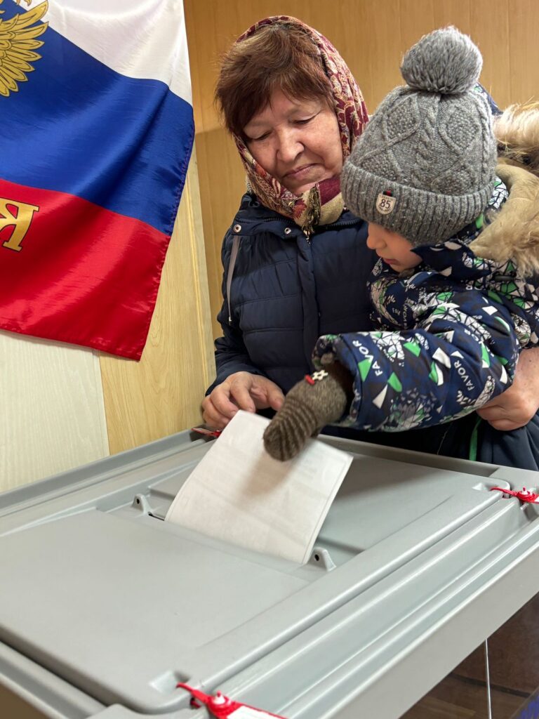 Сугробы выше человека и выставка картин. Как Алтайский край голосует за президента