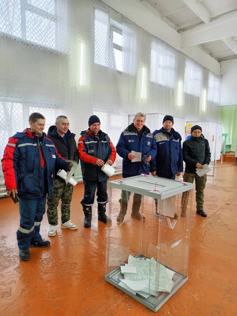 Сугробы выше человека и выставка картин. Как Алтайский край голосует за президента