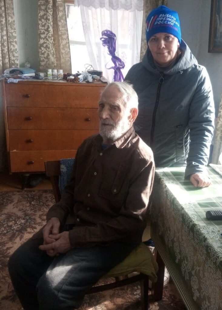 Сугробы выше человека и выставка картин. Как Алтайский край голосует за президента