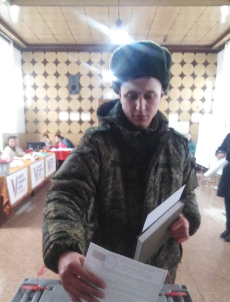 Сугробы выше человека и выставка картин. Как Алтайский край голосует за президента