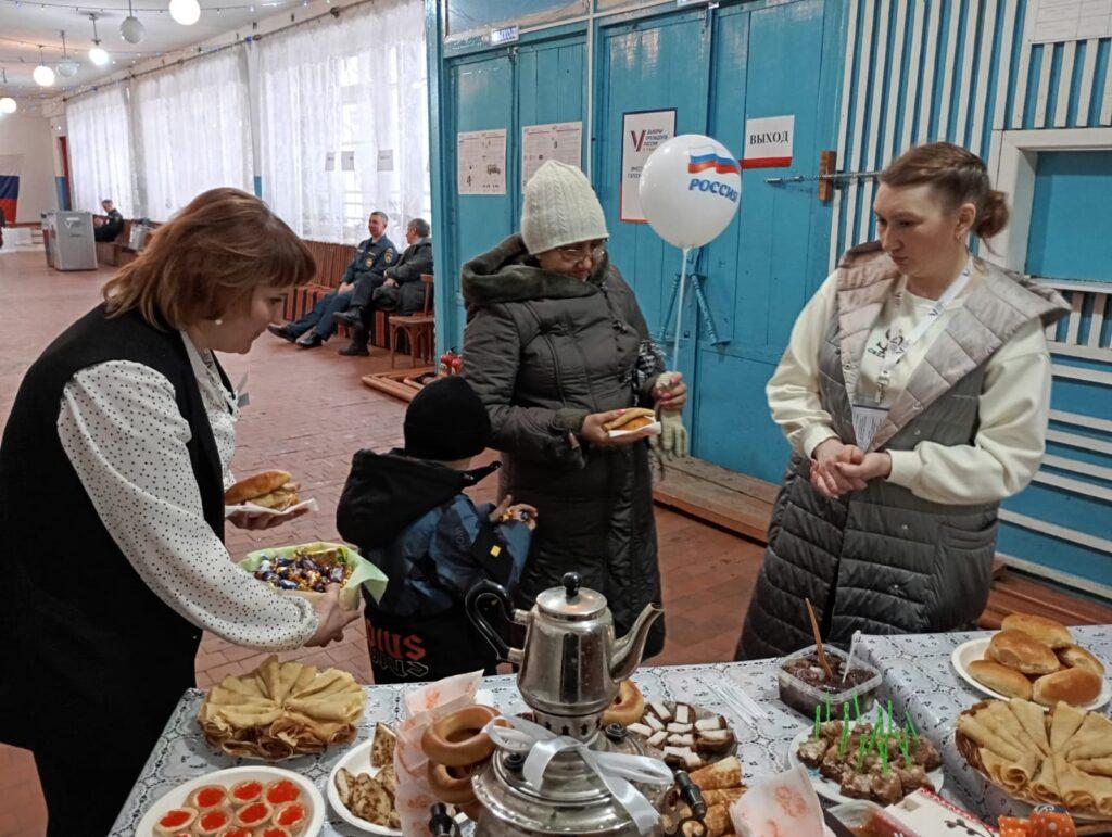 В Алтайском крае на избирательных участках вкусно и весело. Масленица пришла на выборы