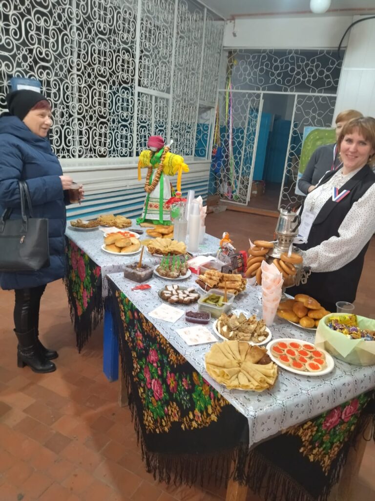 В Алтайском крае на избирательных участках вкусно и весело. Масленица пришла на выборы