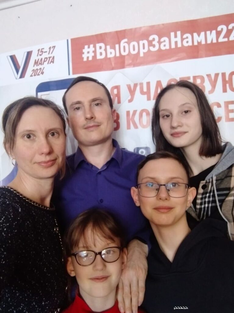 Сугробы выше человека и выставка картин. Как Алтайский край голосует за президента