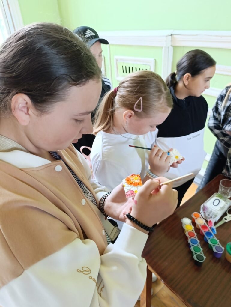 Уникальные усадьбы, борьба с коноплей и мошенниками, домашние праздники: о чем рассказывают госпаблики сельсоветов в Алтайском крае?