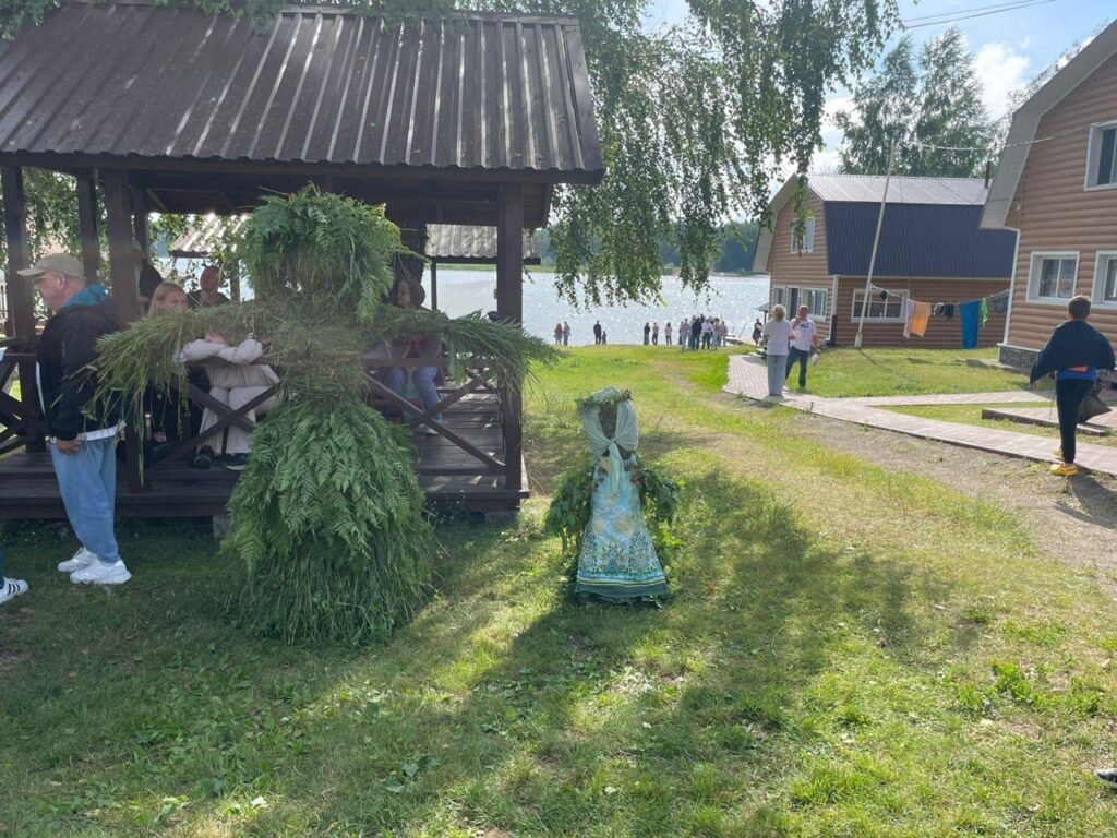 Уникальные усадьбы, борьба с коноплей и мошенниками, домашние праздники: о чем рассказывают госпаблики сельсоветов в Алтайском крае?