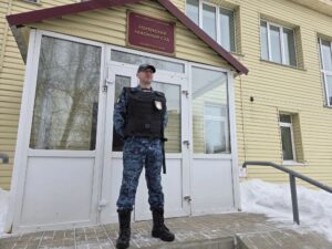 Судебный пристав спас местных жителей из снежного плена